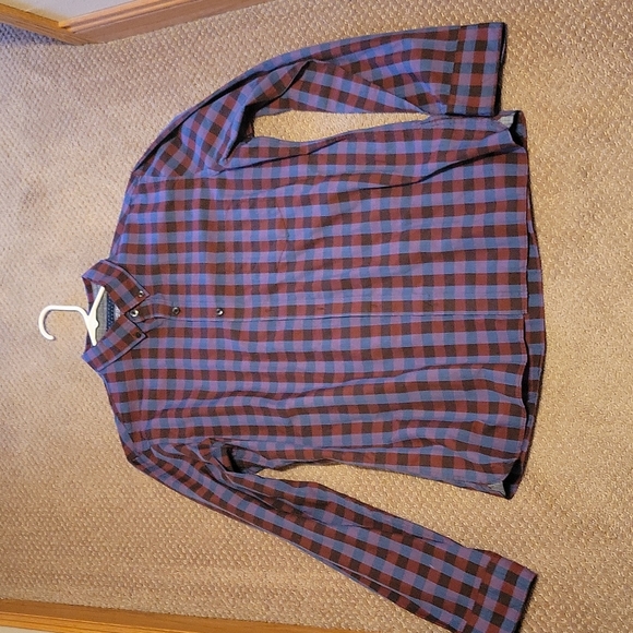 Van Heusen never tuck large button down - Picture 1 of 3